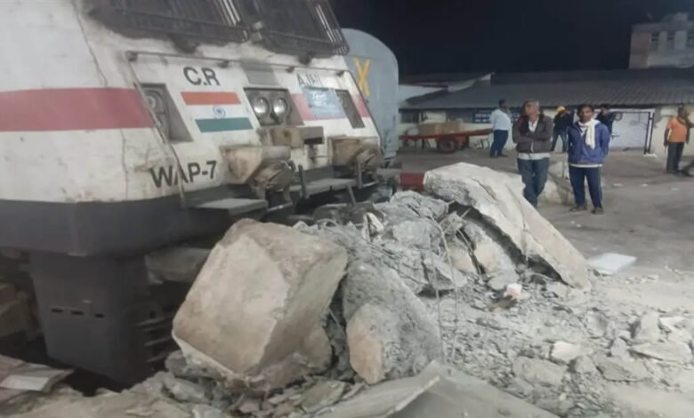 छत्तीसगढ़ एक्सप्रेस का इंजन सीधे डेड एंड से टकराया, बड़ा हादसा होते होते बचा