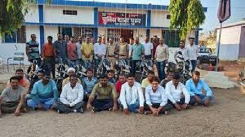 जंगलों के बीच जुआ खेलते