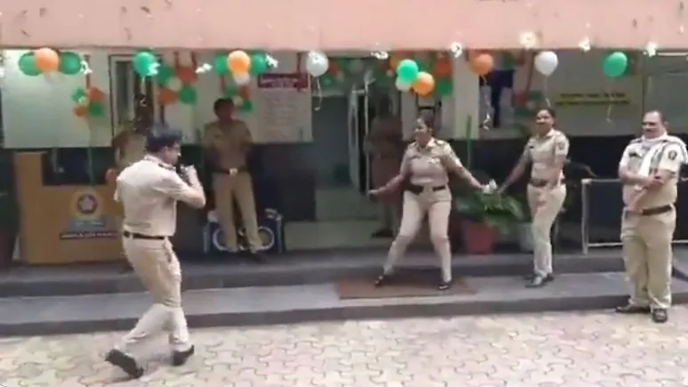#NagpurPolice, #ViralVideo, #KhikePaanBanaraswala, #PoliceSuspension, #DutyDiscipline,