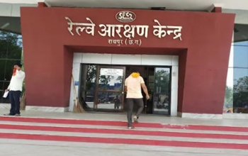 रायपुर आरक्षण केंद्र में अव्यवस्था: यात्रियों को हो रही परेशानी