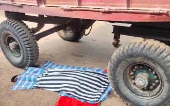 अवैध रेत ले जा रहे ट्रैक्टर से कुचलकर 8 साल के मासूम की दर्दनाक मौत, गुस्साए ग्रामीणों ने किया विरोध प्रदर्शन