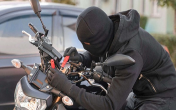 चोरों के हौसले बुलंद: अलग-अलग जगह से स्कूटी की चोरी