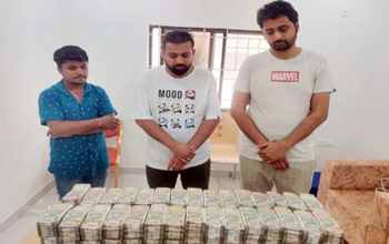 छत्तीसगढ़: पुलिस ने करोड़ों रुपए से भरी कार पकड़ी, मंगाई कैश गिनने की मशीन