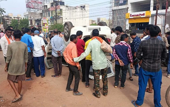 भिलाई ब्रेकिंग: कोहका-जुनवानी रोड पर दर्दनाक हादसा, डिवाइडर से टकराकर पलटी कार, चालक की हालत गंभीर