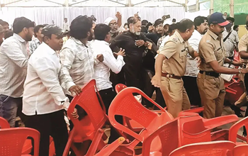 योगेंद्र यादव पर हमला: अकोला में सभा के दौरान धक्का-मुक्की, VIDEO वायरल