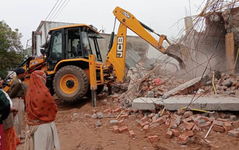 CG: बुलडोजर कार्रवाई – अवैध कब्जे पर प्रशासन का बड़ा एक्शन, 10 दुकानें तोड़ी गईं, कबाड़ी कारोबार हटाया गया, मचा हड़कंप