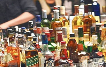 शराब कारोबारी भाटिया के अवैध निर्माण पर बुलडोजर, देखें तस्वीरें