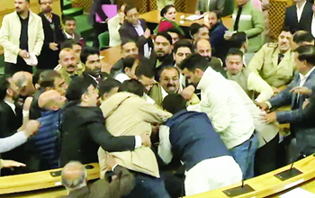 जम्मू-कश्मीर विधानसभा में अनुच्छेद 370 पर हंगामा: भाजपा और विपक्ष के बीच तीखी झड़प, 3 विधायक घायल