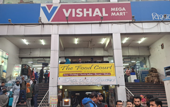 विशाल मेगा मार्ट में एक्सपायरी नमकीन बेचने का मामला, युवक की तबियत बिगड़ी