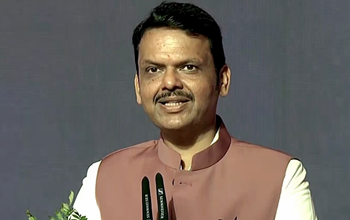 देवेंद्र फडणवीस ने महाराष्ट्र में मुख्यमंत्री पद की शपथ ली, गौवध विरोधी कानून लागू करने का ऐलान