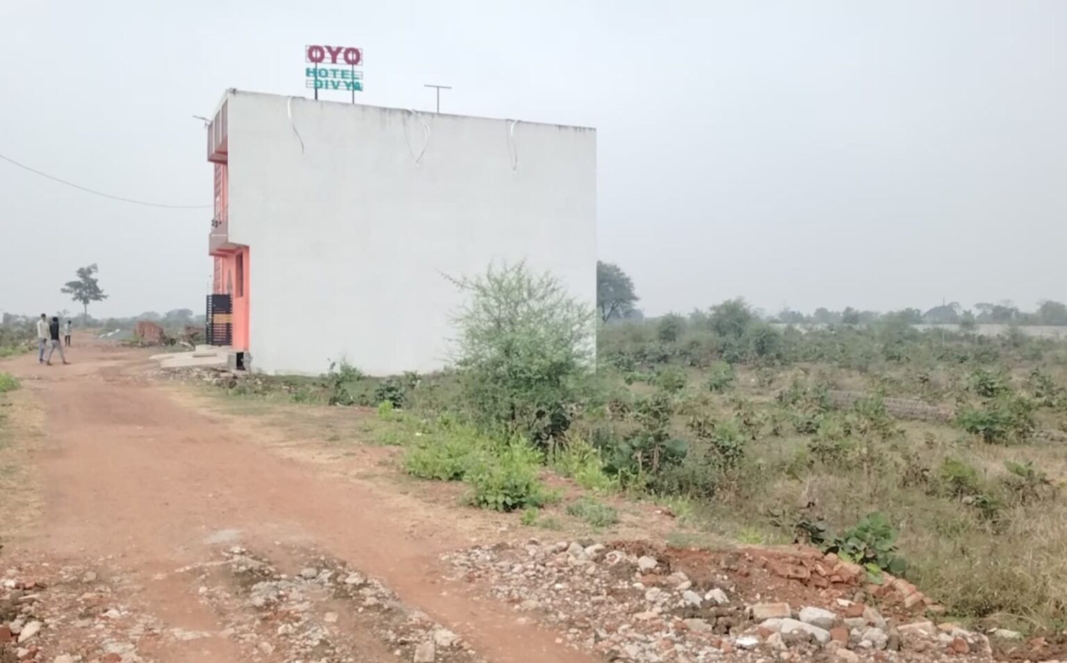 अवैध प्लॉटिंग के खिलाफ प्रशासन की दोहरी नीति: तामस्कर पर कार्रवाई, लेकिन संजय को अभयदान