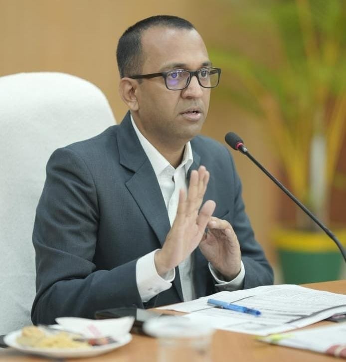 अप्रैल तक पीएम आवास योजना के कार्य गुणवत्ता के साथ पूरे करें: कलेक्टर अजीत वंसत