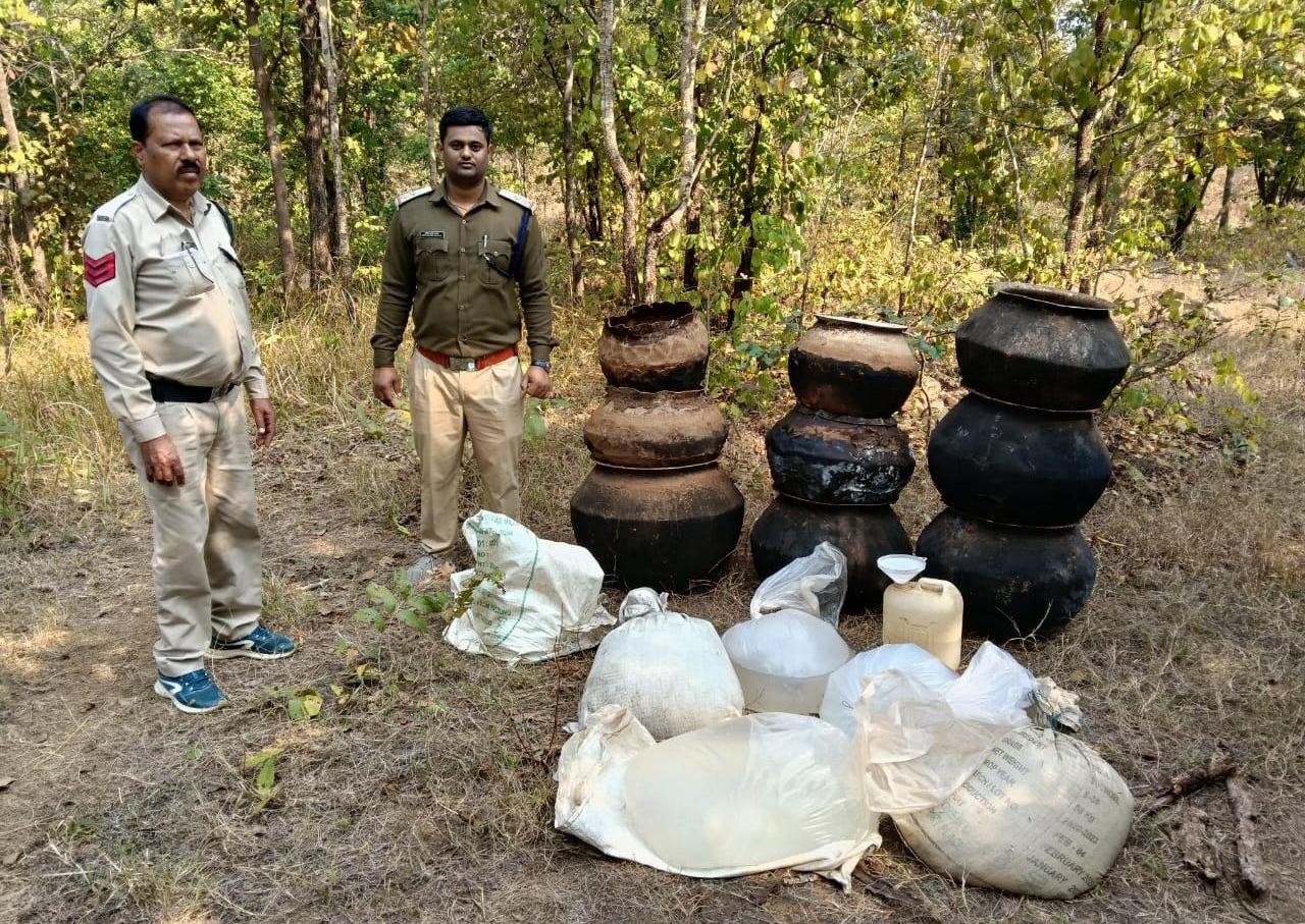 आबकारी विभाग की बड़ी कार्रवाई: 300 लीटर महुआ शराब और 3600 किलो लाहन जब्त