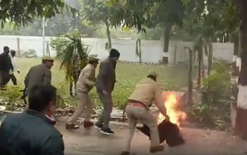 बदायूं: SSP ऑफिस के सामने शख्स ने आत्मदाह का प्रयास, हालत गंभीर