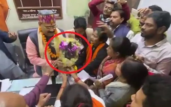 कानपुर: बीजेपी जिलाध्यक्ष चुनाव में गड़बड़ी के आरोप, कार्यकर्ताओं ने दिया जूतों का बुके