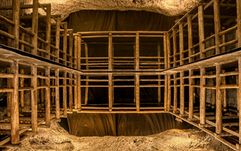 सोने की खदान में फंसे मजदूर, 100 से अधिक लोगों की दर्दनाक मौत