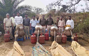 महासमुंद में अवैध महुआ शराब के खिलाफ बड़ी कार्रवाई: 3,69,100 रुपए की सामग्री बरामद