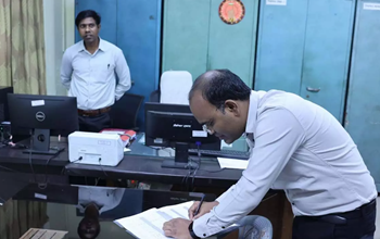 कलेक्टोरेट में 26 कर्मचारी अनुपस्थित पाए गए, एक दिन की वेतन कटौती का आदेश