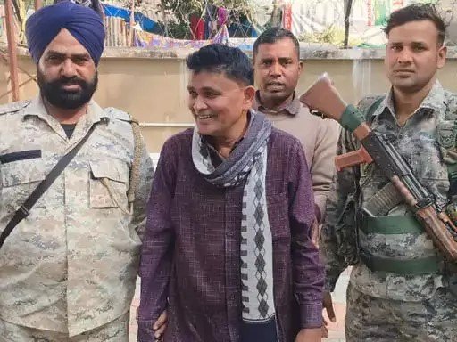 रिश्वत लेते पकड़े गए झारखंड के सर्किल इंस्पेक्टर, हंगामे के बाद लगाए ठहाके, तस्वीर हुई वायरल