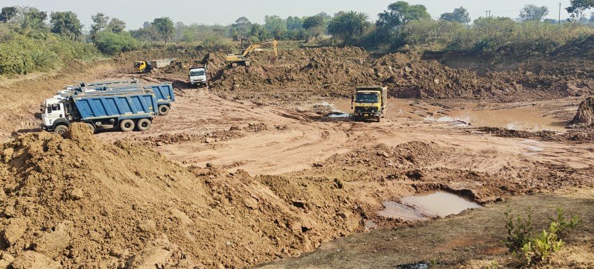 दुर्ग जिले में अवैध मुरुम उत्खनन और परिवहन: शासन के नियमों की हो रही है अनदेखी, मुरुम माफियाओ को खनिज विभाग का संरक्षण, शिकायत के बाद भी कोई कार्यवाही नहीं