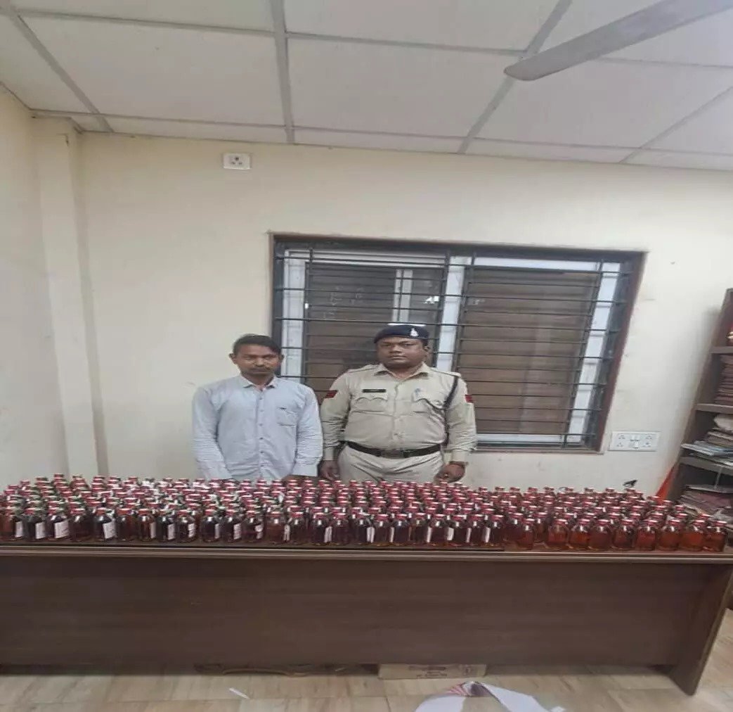 रायपुर ब्रेकिंग: अवैध शराब बेचने वाला तस्कर ‘छोटू’ गिरफ्तार, 288 पौवा अंग्रेजी शराब बरामद