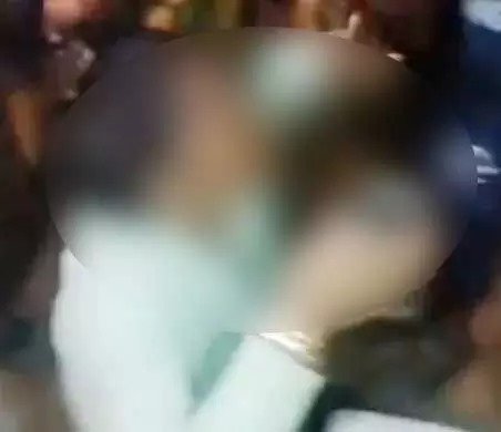 प्रेमी के घर पहुंची महिला को सरेआम पीटा, वीडियो हुआ वायरल – पुलिस ने दर्ज किया केस!