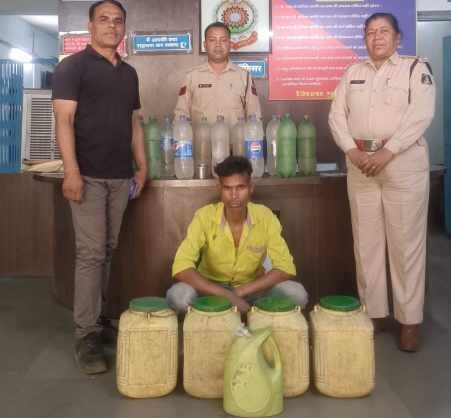 कोतरारोड़ पुलिस की बड़ी कार्रवाई: किरोड़ीमल नगर में 96 लीटर अवैध महुआ शराब जब्त, आरोपी गिरफ्तार