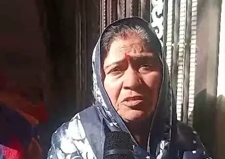 दिल्ली में बेखौफ लुटेरे: सब इंस्पेक्टर की मां से लूट, IPS नंबर प्लेट वाली गाड़ी का इस्तेमाल