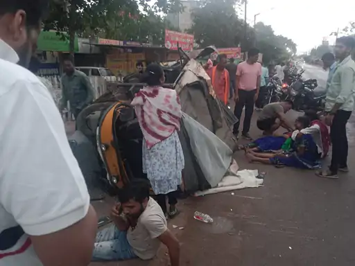 दुर्ग सड़क हादसा: तेज रफ्तार कार ने ऑटो को मारी टक्कर, 9 सफाई कर्मी घायल – 4 की हालत गंभीर