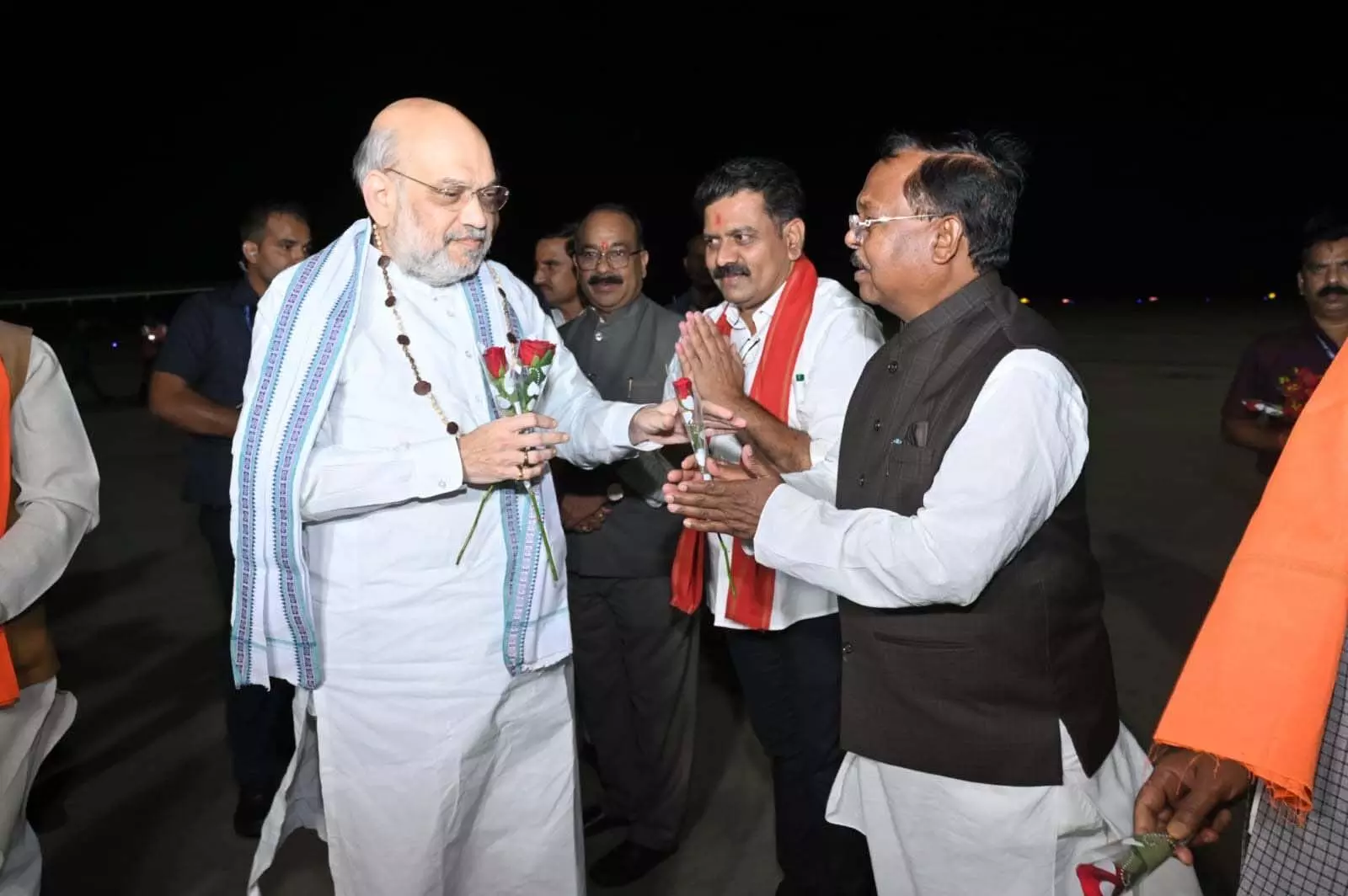 ? प्रमुख बिंदु: केंद्रीय गृहमंत्री अमित शाह रायपुर पहुंचे मंत्री राम विचार नेताम ने किया आत्मीय स्वागत डिप्टी सीएम, सांसद, मंत्रीगण रहे मौजूद कार्यकर्ताओं में दिखा जोश और ऊर्जा प्रदेश की प्रगति को लेकर जताई उम्मीद