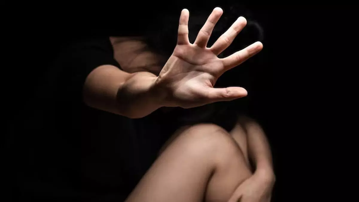 बैडमिंटन कोच ने 8 नाबालिक युवतियों के साथ किया रेप, कोच गिरफ्तार बेंगलुरु। बेंगलुरु में सनसनीखेज मामला सामने आया है। यहां एक बैडमिंटन कोच को अपने यहां कोचिंग ले रही नाबालिग लड़की से रेप के आरोप में गिरफ्तार किया गया है। आरोपी को जब पुलिस ने पकड़ा और जांच शुरू की तो चौंकाने वाली बातें सामने आईं। यह पता लगा है कि उसने आठ अन्य नाबालिग लड़कियों के साथ भी बुरा किया। उसके फोन पर उन लड़कियों की नग्न तस्वीरें थीं। आरोपी की गिरफ्तारी पीड़िता की वजह से मुमकिन हो पाई। लड़की आरोपी कोच द्वारा दी जा रही धमकियों और ब्लैकमेलिंग के कारण दबाव में थी। आरोपी सुरेश बालाजी के रूप में हुई है। वह तमिलनाडु का निवासी है और हुलिमावु स्थित एक बैडमिंटन कोचिंग सेंटर में ट्रेनर है। पुलिस के अनुसार, उस पर एक नाबालिग लड़की के साथ यौन शोषण का आरोप है और संभव है कि इस मामले में अन्य लोग भी शामिल हों। मामला तब सामने आया जब लड़की ने अपनी दादी के फोन से गलती से कोच को अपनी नग्न तस्वीर भेज दी। दादी ने वह तस्वीर देखी और मामला खुल गया। पुलिस के अनुसार, सुरेश बालाजी ने दो साल पहले कोचिंग क्लास ज्वाइन करने वाली इस लड़की को प्रशिक्षण के बहाने अपने घर ले जाकर कई बार यौन शोषण किया और उसे किसी को बताने से डराया। पुलिस ने आरोपी का मोबाइल फोन जब्त कर लिया है, जिसमें 13 से 16 साल की आठ लड़कियों की नग्न तस्वीरें और वीडियो मिले। जांचकर्ताओं का मानना है कि वह कोचिंग सेंटर की कई नाबालिग लड़कियों को निशाना बना रहा था। सुरेश बालाजी को अभी आठ दिनों की पुलिस हिरासत में रखा गया है। पीड़िताओं के बयान दर्ज किए जा चुके हैं। एक पुलिस अधिकारी ने बताया, "जांच जारी है और संभव है कि और पीड़ित भी सामने आएंगे।"