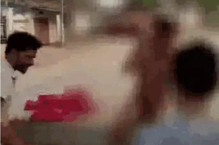 छत्तीसगढ़ में युवक को नग्न कर चौराहे पर पीटा, पानी के लिए तरसता रहा, रातभर होता रहा जुल्म