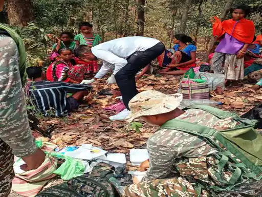 24 लोगों से भरी पिकअप खाई में गिरी