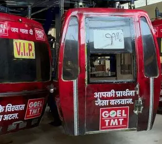 डोंगरगढ़ रोपवे पुनः प्रारंभ: सुरक्षा जांच के बाद मां बम्लेश्वरी मंदिर का सफर फिर शुरू, हादसे की वजह पर अब भी पर्दा डोंगरगढ़/रायपुर। छत्तीसगढ़ के प्रसिद्ध तीर्थ स्थल डोंगरगढ़ में मां बम्लेश्वरी मंदिर तक श्रद्धालुओं को पहुंचाने वाले रोपवे का संचालन एक बार फिर से शुरू कर दिया गया है। यह रोपवे पिछले महीने 24 अप्रैल को हुए एक दुर्भाग्यपूर्ण हादसे के बाद लगभग 22 दिनों तक बंद था। तकनीकी सुधार और व्यापक सुरक्षा जांच की प्रक्रियाओं को पूरा करने के उपरांत इसे पुनः आम जनता के लिए खोल दिया गया है। पिछले महीने हुआ था दर्दनाक हादसा गौरतलब है कि 24 अप्रैल को रोपवे की एक ट्रॉली स्टेशन पर पहुंचते ही अचानक पलट गई थी। इस हादसे के समय ट्रॉली में भारतीय जनता पार्टी के प्रदेश महामंत्री श्री भरत वर्मा समेत कई अन्य श्रद्धालु भी सवार थे। इस दुर्घटना में श्री भरत वर्मा गंभीर रूप से घायल हो गए थे और उनका उपचार अभी भी रायपुर के एक अस्पताल में जारी है। घटना की गंभीरता को देखते हुए प्रशासन ने तत्काल प्रभाव से रोपवे का संचालन बंद करवा दिया था, मामले की जांच के आदेश दिए थे और संबंधित धाराओं में प्राथमिकी (FIR) भी दर्ज की गई थी। हादसे की वजह पर चुप्पी, सुरक्षा का दावा हालांकि, रोपवे का संचालन पुनः शुरू हो गया है, लेकिन 22 दिन बीत जाने के बाद भी हादसे की वास्तविक वजह क्या थी, इस पर आधिकारिक रूप से कोई स्पष्ट जानकारी सामने नहीं आई है। मंदिर ट्रस्ट, रोपवे का संचालन करने वाली कंपनी और जिला प्रशासन, सभी का यही कहना है कि आवश्यक तकनीकी जांच पूरी कर ली गई है, जो भी खामियां पाई गईं थीं उन्हें सुधार लिया गया है और अब रोपवे पूरी तरह से सुरक्षित है। मंदिर ट्रस्ट के अनुसार, एनआईटी रायपुर और दामोदर रोपवे कंपनी की संयुक्त टीम ने इस पूरे सिस्टम की गहन जांच की। जांच के दौरान जिन भी तकनीकी बिंदुओं पर कमियां या सुधार की गुंजाइश पाई गई, उन्हें दुरुस्त कर दिया गया है। श्रद्धालुओं की सुरक्षा प्राथमिकता प्रशासन और मंदिर ट्रस्ट का दावा है कि श्रद्धालुओं की सुरक्षा उनकी सर्वोच्च प्राथमिकता है और सभी आवश्यक सुरक्षा मानकों का पालन सुनिश्चित करने के बाद ही रोपवे को पुनः संचालित करने का निर्णय लिया गया है। उम्मीद है कि अब श्रद्धालु बिना किसी भय के मां बम्लेश्वरी के दर्शनों के लिए रोपवे का सुरक्षित उपयोग कर सकेंगे। हालांकि, हादसे की वजह का खुलासा न होना कई सवाल खड़े करता है, जिस पर भविष्य में स्पष्टता आने की अपेक्षा है।