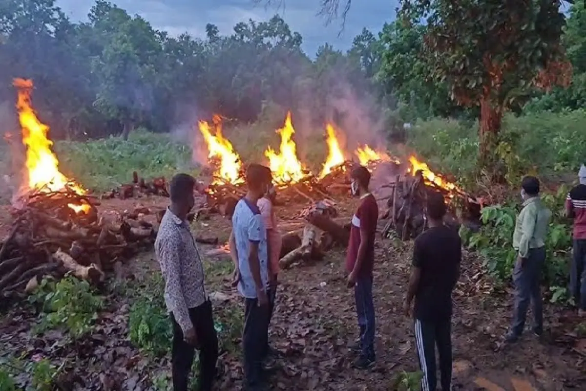 शीर्ष नक्सली बसवराजू समेत 8 नक्सलियों का पुलिस ने किया अंतिम संस्कार, परिजनों का कड़ा विरोध