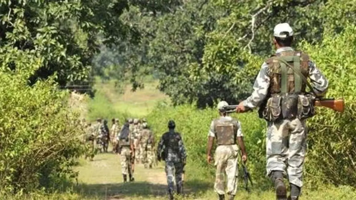 अबूझमाड़ मुठभेड़: नक्सल आंदोलन को बड़ा झटका, 27 लाखों के ईनामी नक्सली ढेर सुरक्षा बलों को ऐतिहासिक सफलता, बसवराजू समेत पूरी 7 नंबर नक्सली कंपनी का सफाया नारायणपुर, छत्तीसगढ़: अबूझमाड़ के घने जंगलों में हुई बड़ी मुठभेड़ में सुरक्षा बलों ने सीपीआई (माओवादी) के शीर्ष नेताओं का सफाया कर दिया है। इस ऑपरेशन में कुल 27 नक्सली मारे गए, जिन पर कुल मिलाकर 11.73 करोड़ रुपए का इनाम घोषित था। मारे गए नक्सलियों में संगठन के महासचिव नंबाला केशवराव उर्फ बसवराजू और डीकेएसजेडसीएम सदस्य यसन्ना जैसे कुख्यात नाम शामिल हैं। बसवराजू की मौत से नक्सल नेटवर्क को बड़ा नुकसान नक्सल आंदोलन की रीढ़ माने जाने वाले बसवराजू छत्तीसगढ़, आंध्र प्रदेश, तेलंगाना और महाराष्ट्र समेत कई राज्यों में सक्रिय थे। उन पर अकेले 10 करोड़ रुपये का इनाम था। वह पिछले तीन दशकों से नक्सल गतिविधियों में लिप्त थे और कई बड़े हमलों के मास्टरमाइंड माने जाते थे। उनकी सुरक्षा में तैनात नक्सलियों की 7 नंबर कंपनी को भी पूरी तरह खत्म कर दिया गया है, जिससे संगठन की ताकत को गहरा आघात पहुंचा है। 25 लाख के ईनामी यसन्ना भी मारा गया मुठभेड़ में मारे गए अन्य प्रमुख नक्सलियों में यसन्ना उर्फ जंगू नवीन का नाम प्रमुख है, जिनका असली नाम सज्जा वेंकट नागेश्वर राव था। वह आंध्र प्रदेश के प्रकाशम जिले का निवासी था और डीकेएसजेडसीएम का सक्रिय सदस्य था। उस पर 25 लाख रुपये का इनाम था। महिला कमांडर समेत अन्य इनामी नक्सली भी ढेर इस कार्रवाई में अन्य प्रमुख मारे गए नक्सलियों में शामिल हैं: संगीता (महिला कमांडर) – ₹10 लाख इनामी भूमिका – ₹10 लाख इनामी विवेक – ₹8 लाख इनामी इन सभी के शव गुरुवार को हेलीकॉप्टर से नारायणपुर जिला मुख्यालय लाए गए। तीन दशक में पहली बार पोलित ब्यूरो सदस्य ढेर यह पहला मौका है जब सुरक्षा बलों ने किसी पोलित ब्यूरो स्तर के माओवादी नेता को मार गिराया है। विशेषज्ञों का मानना है कि इससे संगठन की विचारधारा और रणनीतिक नेतृत्व को जबरदस्त धक्का लगा है। डीजीपी का बयान: सशस्त्र आंदोलन की कमर टूटी छत्तीसगढ़ के डीजीपी ने इस सफलता पर कहा कि, “बसवराजू की मौत नक्सल आंदोलन के लिए सबसे बड़ा झटका है। वह 1970 के दशक से इस प्रतिबंधित संगठन से जुड़ा हुआ था और संगठन को शीर्ष पर पहुंचाने में उसकी अहम भूमिका रही थी।” निष्कर्ष: नक्सलवाद के खात्मे की ओर बढ़ता छत्तीसगढ़ अबूझमाड़ मुठभेड़ में मिली इस बड़ी सफलता ने यह स्पष्ट कर दिया है कि सरकार और सुरक्षा बल नक्सलवाद के समूल नाश के लिए पूरी तरह प्रतिबद्ध हैं। इस ऑपरेशन को माओवादी संगठन के इतिहास में सबसे बड़ा नुकसान माना जा रहा है।