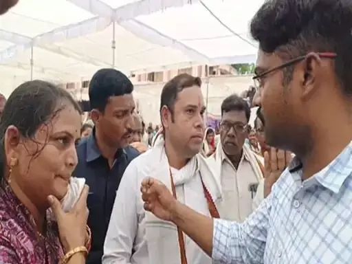 छत्तीसगढ़: 'सुशासन तिहार' में पूर्व विधायक का जोरदार हंगामा, सड़क निर्माण को लेकर उतारीं चूड़ियां, बीजेपी नेता ने जोड़े हाथ