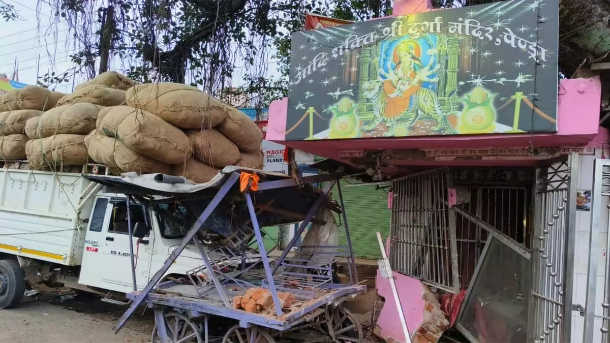 ? मुख्य बिंदु पिकअप वाहन में तेंदूपत्ता लोड था। मंदिर की दीवार और गेट को भारी नुकसान। गार्ड की हालत गंभीर, बिलासपुर रेफर किया गया। स्थानीय लोगों में रोष, यातायात व्यवस्था पर सवाल।