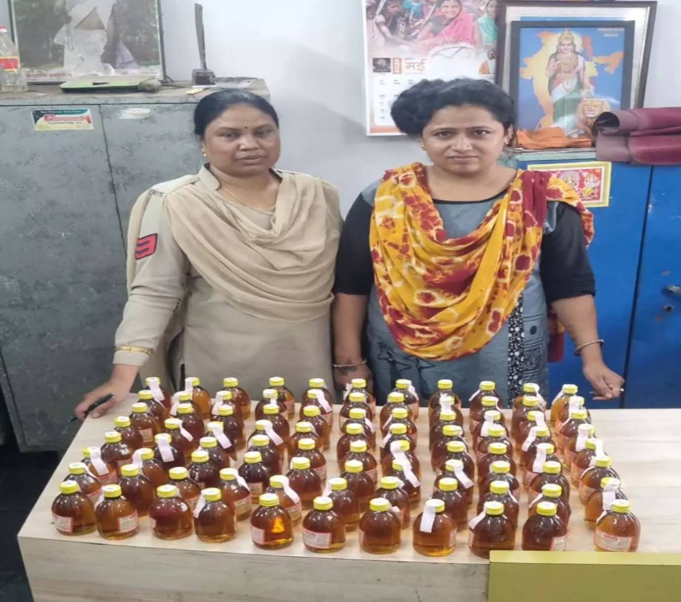 Raipur News: एक्टिवा से अवैध शराब बेचने जा रही महिला तस्कर गिरफ्तार 