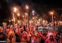 धरसीवां में शराब भट्ठी के खिलाफ उठी आवाज़: महिलाओं ने मशाल जलाकर कहा - "हमें कॉलेज चाहिए, शराब की दुकान नहीं"