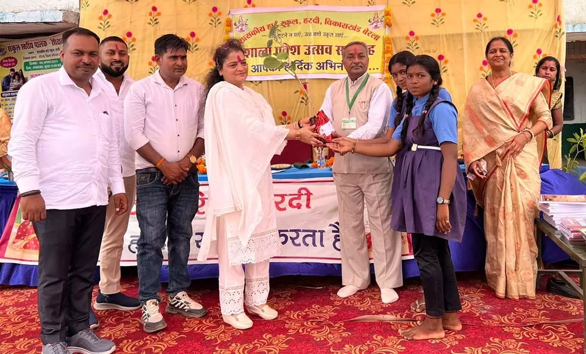 बेमेतरा में शिक्षा का उत्सव: चंदन तिलक और रुद्राक्ष के पौधे से हुआ बच्चों का स्वागत, स्कूल में छाई खुशी की लहर