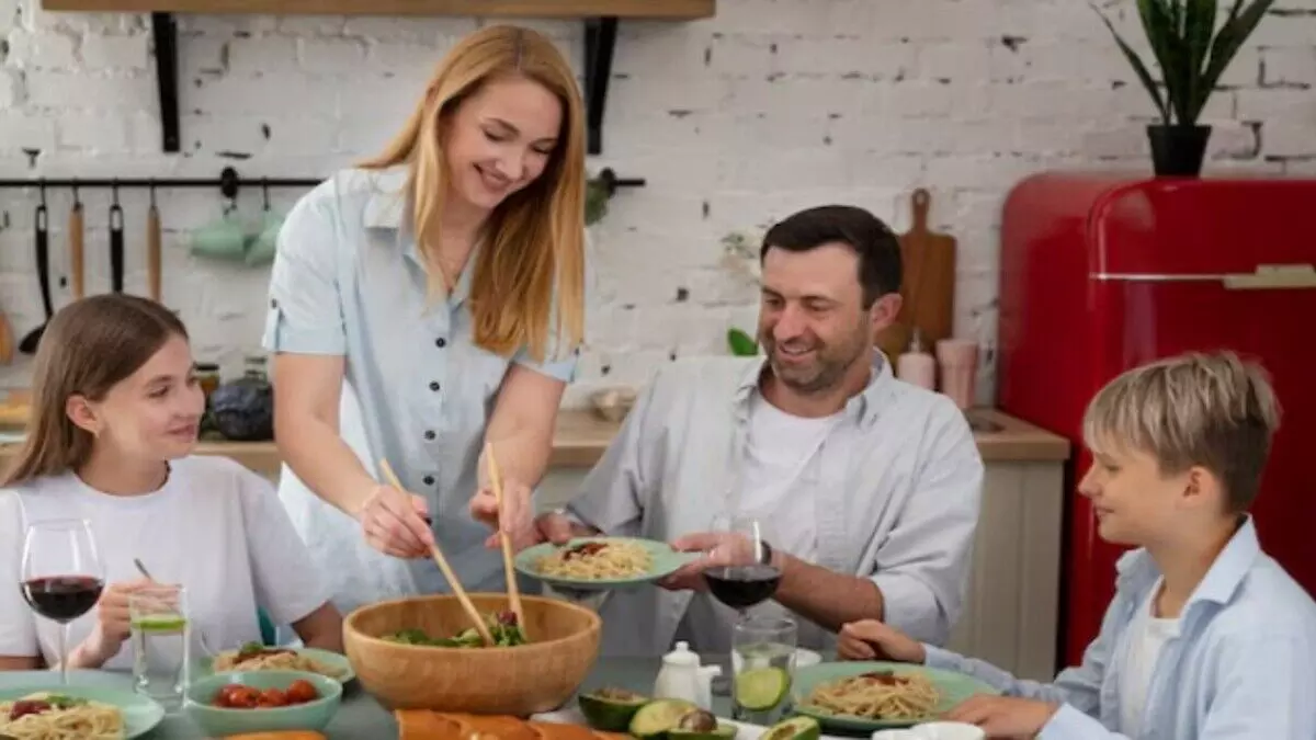 वजन घटाने का सबसे आसान तरीका? रात में बस इस 1 आदत को बदलें, जानिए डिनर का सही समय और फायदे भागदौड़ भरी जिंदगी, ऑफिस का तनाव और देर रात तक काम... इन सबके बीच अक्सर हमारा डिनर रात 10 या 11 बजे होता है। हम सोचते हैं कि हमने तो बस खाना ही खाया है, लेकिन अगली सुबह वजन की मशीन पर एक बढ़ा हुआ नंबर देखकर टेंशन हो जाती है। आजकल हेल्थ एक्सपर्ट्स से लेकर फिटनेस इन्फ्लुएंसर्स तक, हर कोई एक ही सलाह देता है - "रात का खाना जल्दी खाओ!" लेकिन क्या यह सिर्फ एक नया हेल्थ ट्रेंड है, या इसके पीछे कोई वैज्ञानिक सच्चाई भी है? आइए जानते हैं कि रात का खाना जल्दी खाने से क्या सच में वजन कम होता है और इसके क्या फायदे हैं। सिर्फ कहावत नहीं, इसके पीछे है पक्का विज्ञान रात का खाना जल्दी खाने की सलाह के पीछे ठोस वैज्ञानिक कारण छिपे हैं, जो सीधे तौर पर आपके वजन और सेहत से जुड़े हैं। 1. पाचन तंत्र को मिलता है आराम का मौका जब आप सोने से कम से कम 2-3 घंटे पहले खाना खा लेते हैं, तो आपके पाचन तंत्र को भोजन को तोड़ने और पचाने के लिए पर्याप्त समय मिल जाता है। जब हम खाने के तुरंत बाद सो जाते हैं, तो शरीर की मेटाबॉलिक दर धीमी हो जाती है। ऐसे में अधपचा भोजन फैट के रूप में शरीर में जमा होने लगता है, खासकर पेट के आसपास। 2. मेटाबॉलिज्म को मिलता है बूस्ट हमारा शरीर दिन में सबसे ज्यादा सक्रिय होता है, और इसी समय हमारा मेटाबॉलिज्म भी तेज होता है। रात में देर से भारी भोजन करने से यह धीमा पड़ जाता है, जिससे कैलोरी बर्न होने की प्रक्रिया सुस्त हो जाती है। जल्दी डिनर करने से मेटाबॉलिज्म को अपना काम सही ढंग से करने का समय मिलता है, जो वजन कंट्रोल करने में मदद करता है। 3. गहरी और सुकून भरी नींद क्या आपने कभी नोटिस किया है कि देर रात भारी खाना खाने के बाद पेट में भारीपन, एसिडिटी या बेचैनी महसूस होती है? इससे आपकी नींद की क्वालिटी खराब होती है। वहीं, जब आप जल्दी खाना खाते हैं, तो पेट हल्का रहता है और आपको गहरी नींद आती है। अच्छी नींद वजन घटाने वाले हार्मोन को संतुलित रखने के लिए बेहद जरूरी है। सिर्फ जल्दी खाना काफी नहीं, इन बातों का भी रखें ध्यान बेहतर परिणाम के लिए सिर्फ डिनर का समय बदलना ही काफी नहीं है, बल्कि यह भी मायने रखता है कि आप क्या खा रहे हैं। डिनर को हल्का रखें: रात के खाने में तला-भुना, मसालेदार और भारी भोजन करने से बचें। इसकी जगह सलाद, सूप, दाल, उबली हुई सब्जियां और एक-दो रोटी जैसे हल्के विकल्प चुनें। मात्रा का ध्यान रखें: जल्दी खाने का यह मतलब नहीं है कि आप जरूरत से ज्यादा खा लें। ओवरईटिंग से हमेशा बचें। खाने के बाद 10 मिनट की 'वज्रासन वॉक': डिनर के बाद तुरंत बिस्तर पर न जाएं। थोड़ी देर वज्रासन में बैठें या घर में ही 10-15 मिनट के लिए धीमी गति से टहलें।