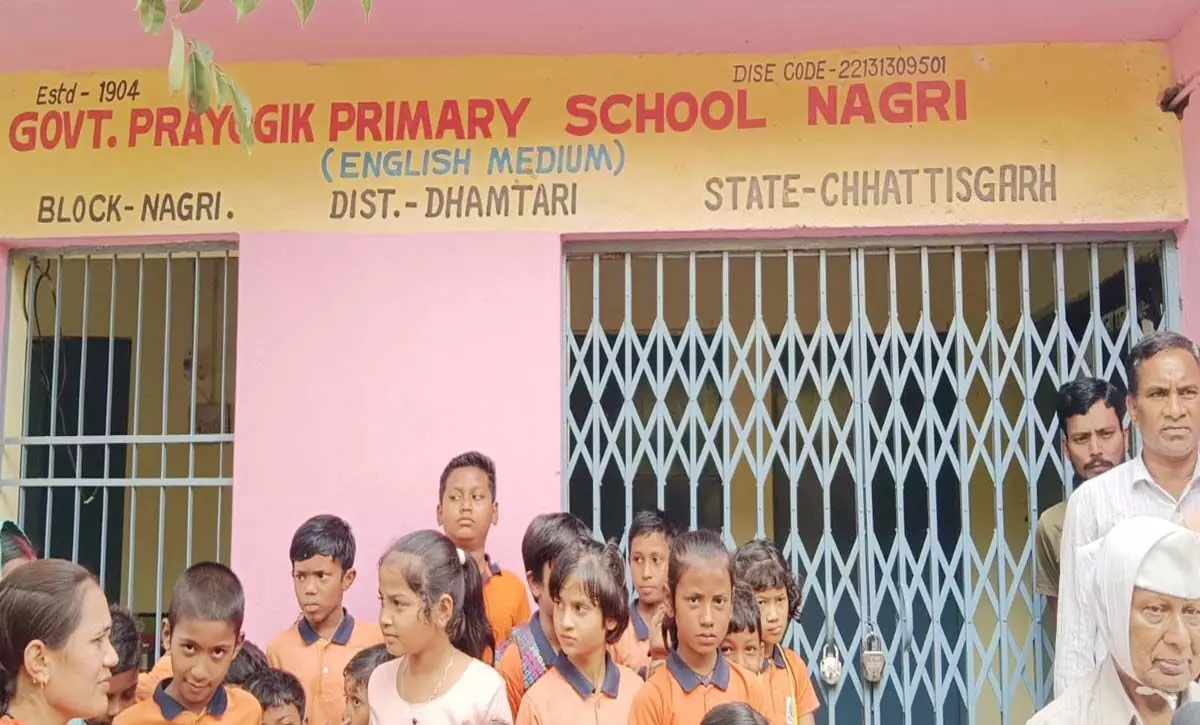 धमतरी के नगरी में बवाल: स्कूल में शिक्षक नहीं, नाराज पालकों ने जड़ दिया ताला! बच्चों की पढ़ाई ठप