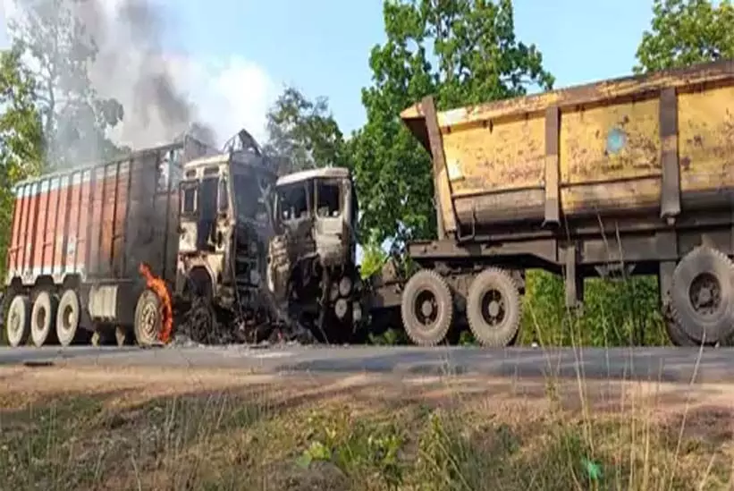 ट्रेलर व ट्रक के टकराने से लगी भीषण आग, चालक जिंदा जला