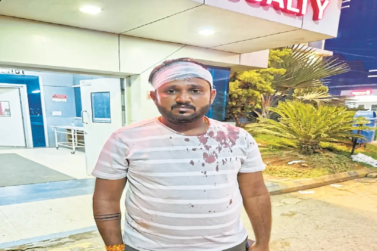 बस में गुंडागर्दी की इंतहा: टॉयलेट के लिए बस रुकवाने पर कंडक्टर ने यात्री का सिर फोड़ा, लोहे की रॉड से किया हमला