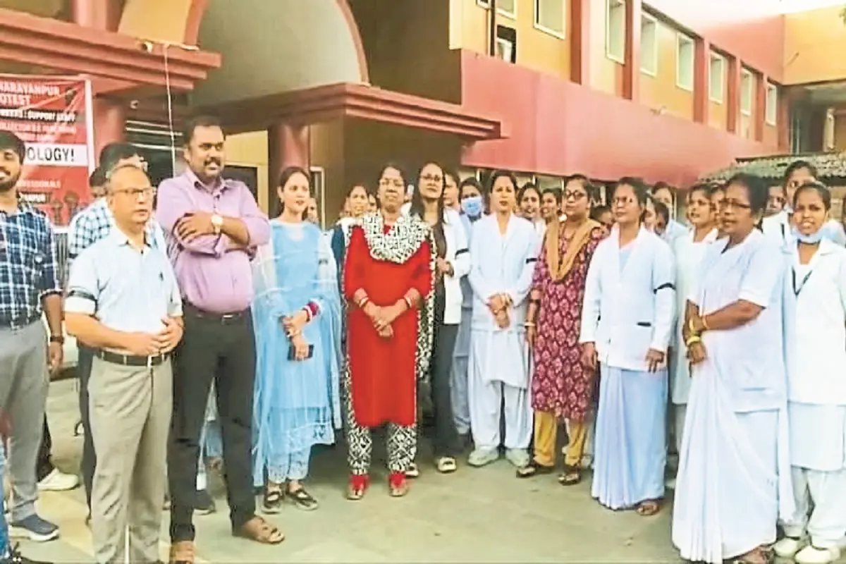 नारायणपुर में बवाल: अपर कलेक्टर के दुर्व्यवहार से भड़के डॉक्टर, OPD ठप कर हड़ताल पर, मरीज बेहाल