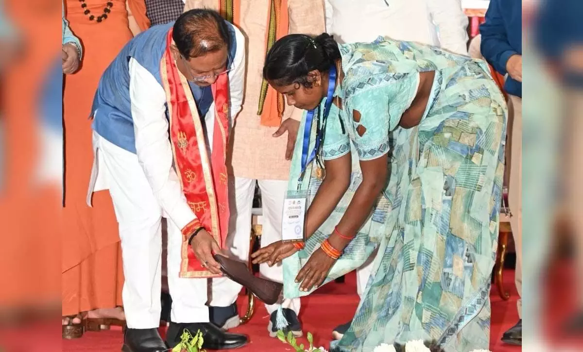 साय सरकार का बड़ा कदम: 'चरण पादुका योजना' की शानदार वापसी, 12 लाख से ज्यादा तेंदूपत्ता संग्राहकों को मिलेगा लाभ