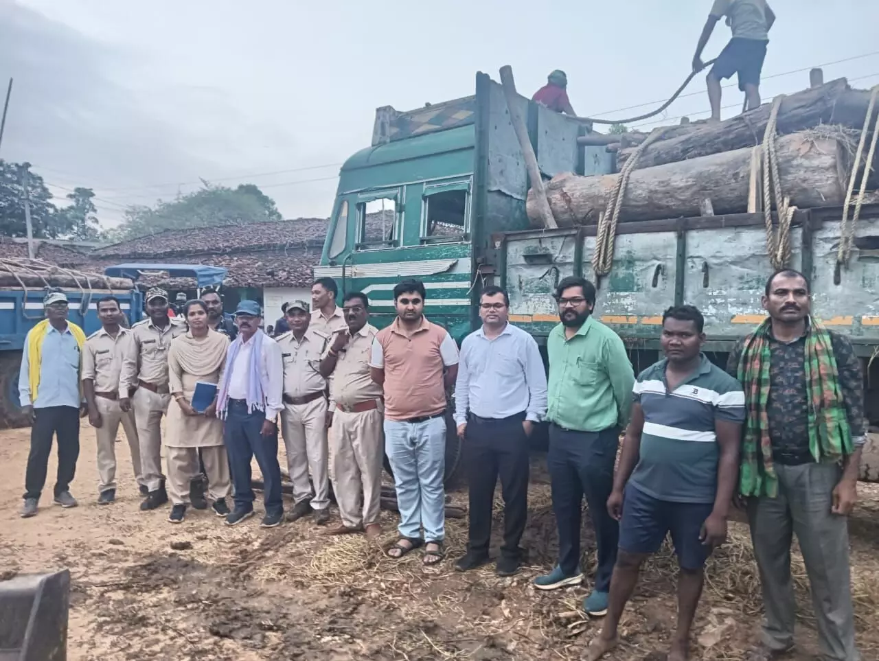 छत्तीसगढ़ में सागौन तस्करी का सबसे बड़ा भंडाफोड़: घर में चल रही थी 'मिनी फैक्ट्री', पैरा के नीचे से निकला लाखों का खजाना!