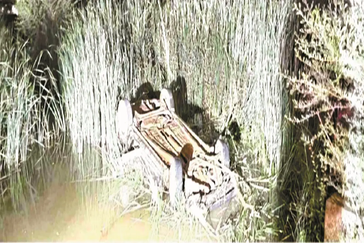 खैरागढ़ में भीषण सड़क हादसा: पानी से भरा गड्ढा बना 'काल', कार पलटने से चालक की दर्दनाक मौत, एक गंभीर