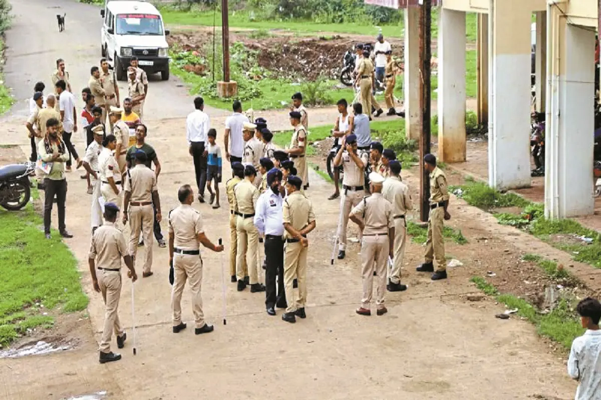 राजनांदगांव में पुलिस का 'ऑपरेशन क्लीन': बदमाश सोए रहे, 160 जवानों ने अटल आवास को घेरा, घर-घर तलाशी